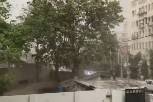 लखनऊ में घने काले बादलों ने डाला डेरा, तेज आंधी और बारिश से गिरा तापमान 