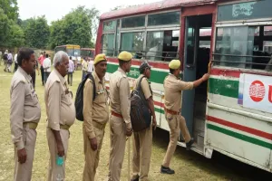 UP Nikay Chunav 2023 : मतदान संपन्न कराने 17 बसों से रवाना हुए 717 होमगार्ड जवान  