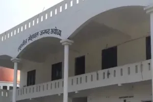 अयोध्या: पंचायत भवन में चल रहा था अवैध मदरसा, गलत रिपोर्ट पर फंसे कानूनगो और लेखपाल