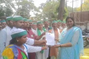 बहराइच : कलेक्ट्रेट में भाकियू ने नारेबाजी करते हुए किया प्रदर्शन, सौंपा ज्ञापन