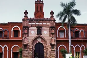 अलीगढ़ : एएमयू के प्रोफेसर पर छात्रा ने लगाया गंभीर आरोप, शोध पत्र जमा करने को लेकर किया था अश्लील मांग