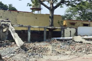 अयोध्या : रामपथ निर्माण के चलते रैन बसेरे पर चला बुलडोजर