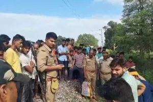 गोंडा : गोंडा-बहराइच रेल प्रखंड पर शुक्रवार को डेमू ट्रेन से कटकर एक अज्ञात युवक की हुई मौत