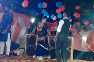 गोंडा : तमंचा लेकर युवक ने डांसर संग लगाए ठुमके, पुलिस ने दबोचा