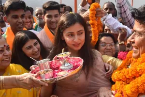 बरेली : डॉ. उमेश गौतम के चुनाव कार्यालय पर डीजे की धुन पर नाचे समर्थक