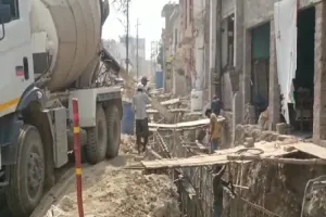 अयोध्या : सहादतगंज से अयोध्या तक रामपथ निर्माण के चलते लोगों को हो रही आने जाने में दिक्कत