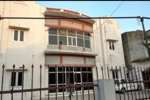 अयोध्या : बाजार की भेंट चढ़ी शहर की एक और पहचान, मैजिस्टिक टॉकीज भी जमींदोज