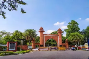 अलीगढ़ : एएमयू में बीएससी एग्रीकल्चर के पाठ्यक्रम की मान्यता न होने से विद्यार्थियों का भविष्य अधर में लटका