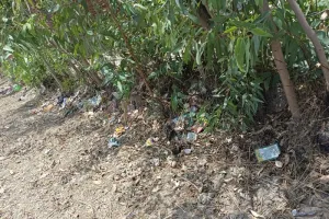 अमेठी : किसान के खेत को स्कूल संचालक ने बनाया कूड़ेदान, मना करने पर दी धमकी