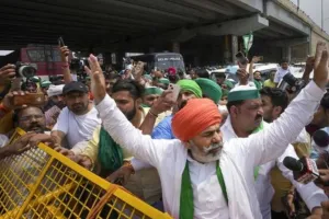 दिल्ली में प्रवेश से रोके जाने पर टिकैत के नेतृत्व में किसानों ने दिया धरना, गाजीपुर बॉर्डर बंद