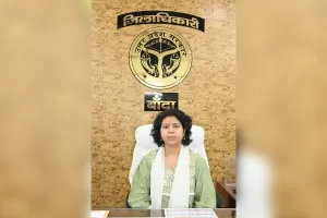 UP Nikay Chunav 2023 : Banda में DM दुर्गा शक्ति नागपाल ने मतदाताओं से पहले मतदान फिर जलपान की अपील