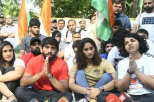 बेटियां सड़कों पर बैठी हैं, कोई नहीं ले रहा है सुध : विनेश फोगाट