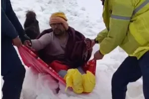 Char Dham Yatra 2023: मेरू सुमेरू पर्वत पर तीर्थ यात्री फंसा, तबियत बिगड़ने पर अस्पताल में भर्ती