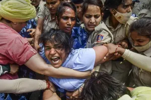 पुलिस ने प्रदर्शनकारी पहलवानों को लिया हिरासत में, कानून और व्यवस्था उल्लंघन का मामला