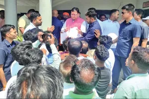 Khatima News: पूर्व सैनिक संगठन व ठेला फड़ व्यापारियों ने सीएम धामी को सौंपा ज्ञापन 