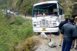Uttarkashi News: यमुनोत्री जा रही बस हुई हादसे का शिकार, अनियंत्रित होकर खाई में आधी लटकी, सभी यात्री सुरक्षित