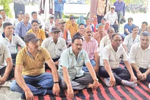 Khatima News : अभिभावकों के धरने को पूर्व सैनिकों ने भी दिया समर्थन, NCERT पुस्तकें लागू करने की उठाई मांग