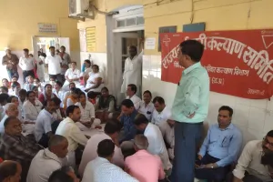 सुलतानपुर: वेतन भुगतान न होने पर स्वास्थ कर्मियों का फूटा गुस्सा, दो घंटे कार्य बहिष्कार कर किया प्रदर्शन