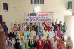 बहराइच: छात्राओं को मिला स्मार्टफोन तो खिल उठे चेहरे