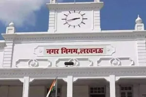 लखनऊ: बैरल पर तैनात कर्मचारी रहते हैं गायब, कैसे चले पम्प...