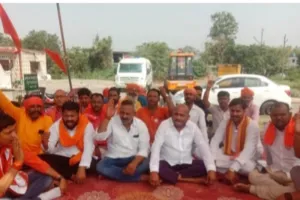 बस्ती: टोलकर्मियों पर दुर्व्यवहार का आरोप, धरने पर बैठे विश्व हिंदू महासंघ के जिलाध्यक्ष