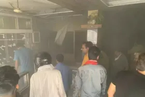 वाराणसी: प्लास्टिक शीट की एजेंसी में लगी आग, मची अफरा-तफरी