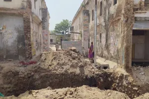 अयोध्या: कल आनी है बारात, खोद डाला लड़की वालों के घर जाने का रास्ता, चिंता में डूबा परिवार