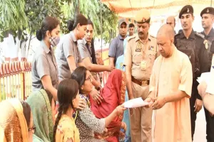 गोरखपुर: मुख्यमंत्री योगी ने 'जनता दर्शन' के दौरान सुनीं लोगों की समस्याएं, अधिकारियों को दिए यह निर्देश
