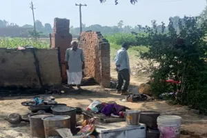 अयोध्या: छप्पर में आग लगने से गृहस्थी का सामान राख