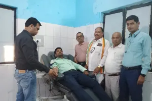 बहराइच: कांग्रेस पार्टी ने मनाया पूर्व प्रधानमंत्री का बलिदान दिवस, गोष्ठी के साथ जिला अस्पताल में किया रक्तदान