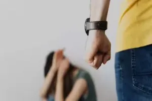 हरदोई: शिष्या से दूसरी शादी करने वाले गुरुजी ने पहली पत्नी और बेटे को घर से भगाया