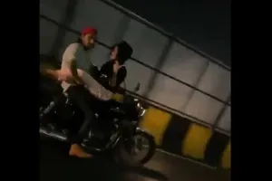 लखनऊ:  बुलेट बाइक पर युवती को आगे बैठाकर इश्क फरमाते प्रेमी युगल का वीडियो वायरल, देखें Video