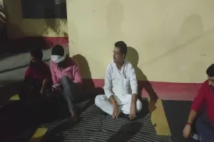 अमेठी: पुलिस की कार्यशैली से नाराज सपा विधायक गौरीगंज कोतवाली परिसर में धरने पर बैठे, जानें मामला