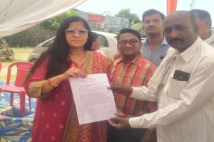 बहराइच: सरकार कस्तूरबा विद्यालय के कर्मचारियों का कराए समायोजन, कर्मचारियों ने एमएलसी को सौंप ज्ञापन 