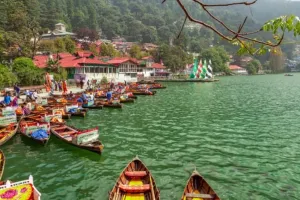 नैनीताल: झील में बोटिंग के दौरान युवक-युवती ने काटा केक, अब होगी उन पर कार्रवाई