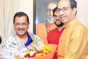 उद्धव से मिले केजरीवाल, केंद्र के सेवा संबंधी अध्यादेश के खिलाफ ‘आप’ की लड़ाई में समर्थन मांगा 