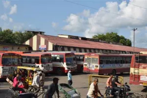 बरेली: यात्रियों को खड़े होकर करना पड़ता है बसों का इंतजार, बस अड्डे पर बैठने के साधन नहीं