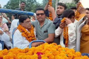 UP Nikay Chunav: पूर्व मंत्री नरेंद्र सिंह यादव ने सपा छोड़ BJP का थामा दामन, जिले में आने पर हुआ जोरदार स्वागत
