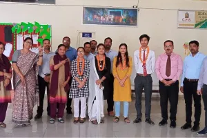 CBSE Board 12th Result 2023: Fatehpur में इंटर में अच्छे मार्क्स लाकर छात्र-छात्राओं ने परिजनों का बढ़ाया मान