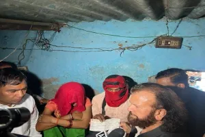 हंसराज हंस ने की शाहबाद डेरी हत्याकांड के पीड़ित परिवार से मुलाकात, की आर्थिक सहायता प्रदान 