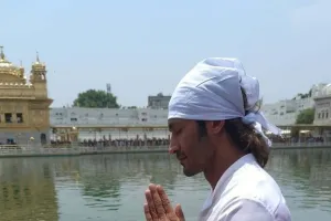 Video: Vidyut Jammwal ने Golden Temple में मत्था टेका, लंगर के धोए बर्तन