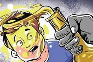 लखनऊ: ढाबे से समान उठाने पर कर्मचारी ने मंदबुद्धि युवक पर फेंका तेजाब, पुलिस ने हिरासत में लिया