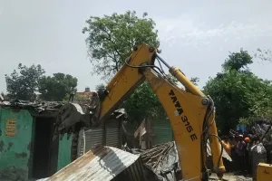 लालकुआं: नगीना कालोनी में अतिक्रमण हटाओ अभियान दूसरे दिन भी जारी