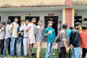 UP Nikay Chunav 2023: Jalaun में कुल 57.98 फीसदी मतदान, DM ने पिंक बूथ पर बने सेल्फी प्वाइंट में खिंचवाई फोटो