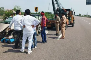 Kannauj News : आगरा-लखनऊ एक्सप्रेस वे पर भीषण हादसा, कार डिवाइडर से टकराई, तीन की मौत व चार घायल