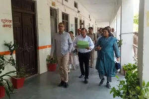 UP Nikay Chunav 2023 : Kanpur Dehat के संवेदनशील मतदान केंद्रों का प्रेक्षक व डीएम ने किया निरीक्षण