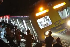 पश्चिम बंगाल: मालगाड़ी से टकराने के बाद पटरी से उतरी लोकल ट्रेन, मचा हड़कंप