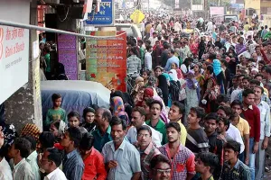 बदायूं: बैंकों में दो-दो हजार के नोट जमा करने को उमड़ी लोगों की भीड़