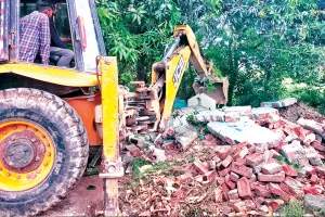 खटीमा: सरकारी जमीन पर बनी मजार को किया ध्वस्त