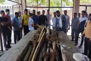 निभाया फर्ज :  बेटी ने पिता को दी मुखाग्नि, आवास विकास कालोनी का मामला
